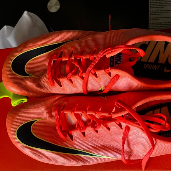 NIKE 400 Zoom sprints. Wore them one time. - Picture 6 of 7